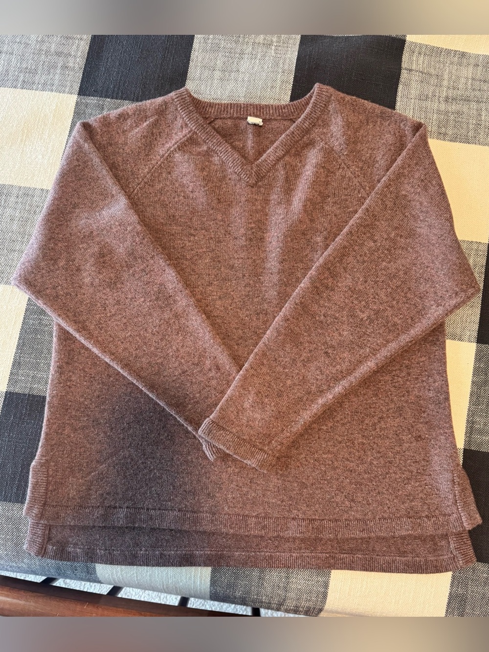 EUC Hermes V-Neck mauve heather cashmere split hem sweater. Size 34. B42. L25